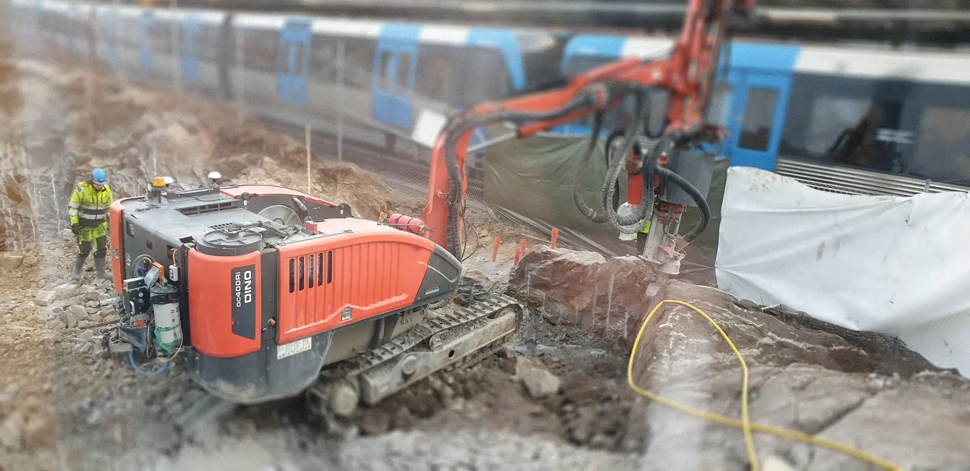 Borrutrustning används vid bergarbete i en tät projektmiljö