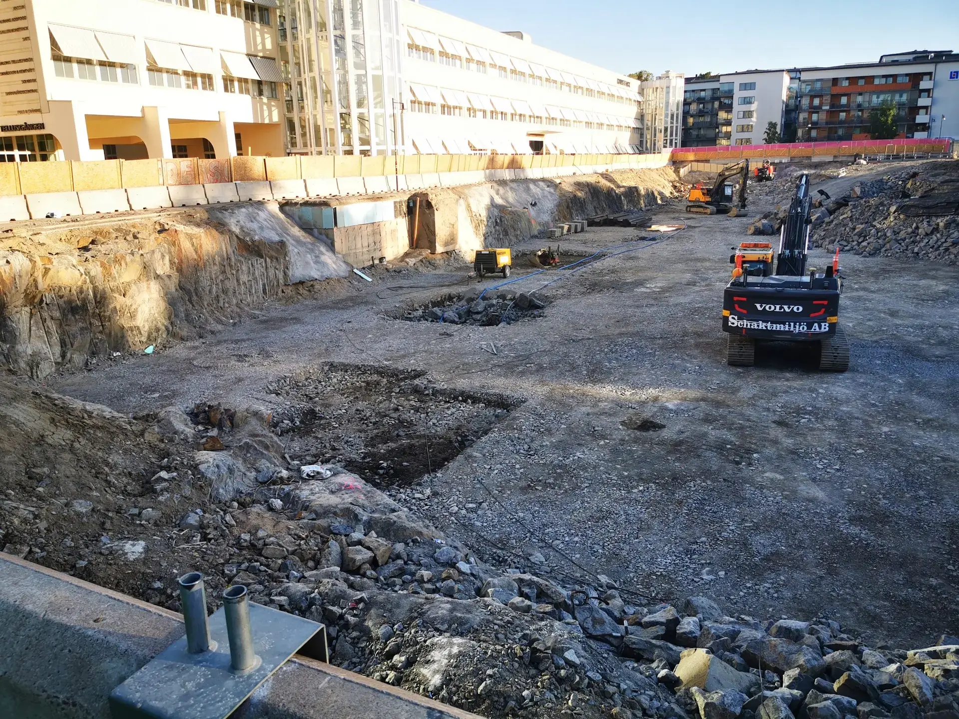 Schaktmiljö utför markarbete med ledningar och grundförberedelser